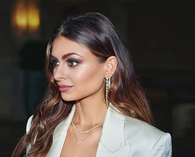 Elizabeth Pipko On Being The Face Of NOÄ Jewelry’s New La Mer Campaign